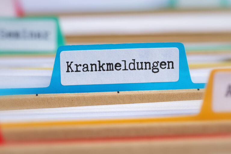 Akten mit der Beschriftung Krankmeldungen-mobile