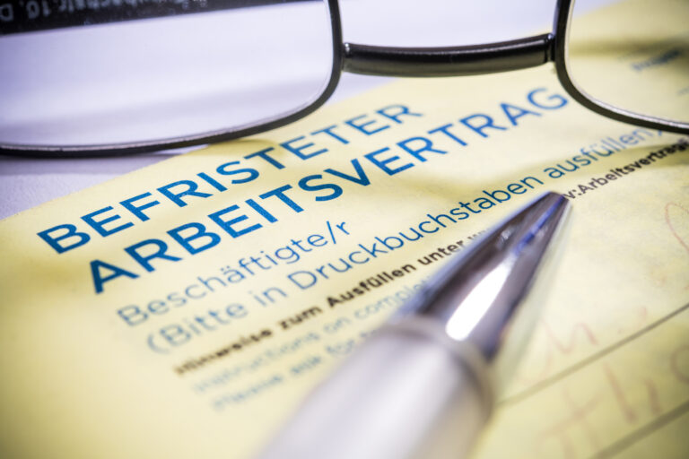 Formular Befristster Arbeistvertrag mit Stift und Brille-mobile